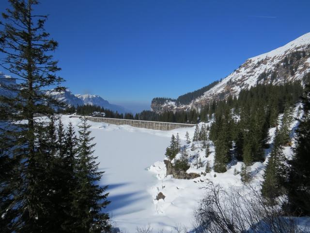 Blick auf den vereisten Garichti Stausee