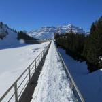 konzentriert durchqueren wir den Damm vom Garichti Stausee. Bloss kein Fehltritt