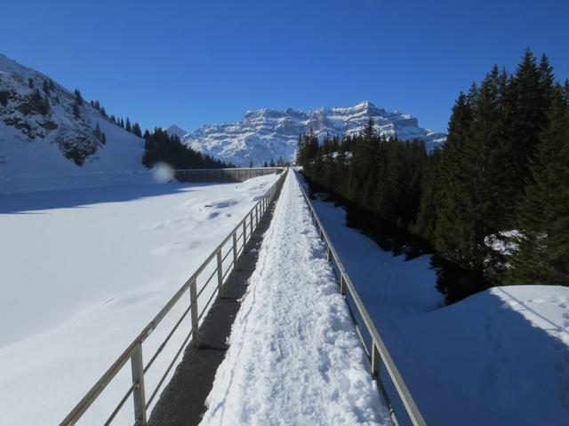 konzentriert durchqueren wir den Damm vom Garichti Stausee. Bloss kein Fehltritt