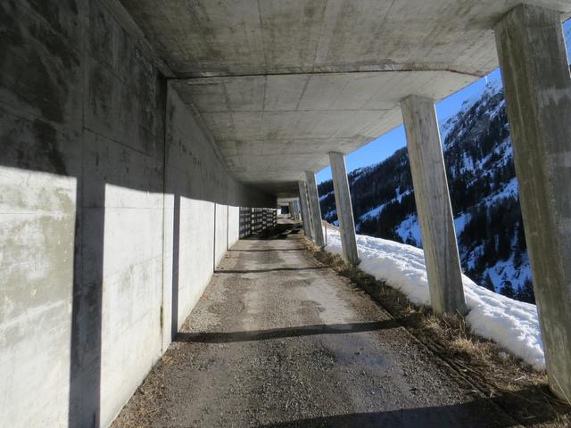 zum Teil ist die Strasse durch Lawinenverbauungen geschützt