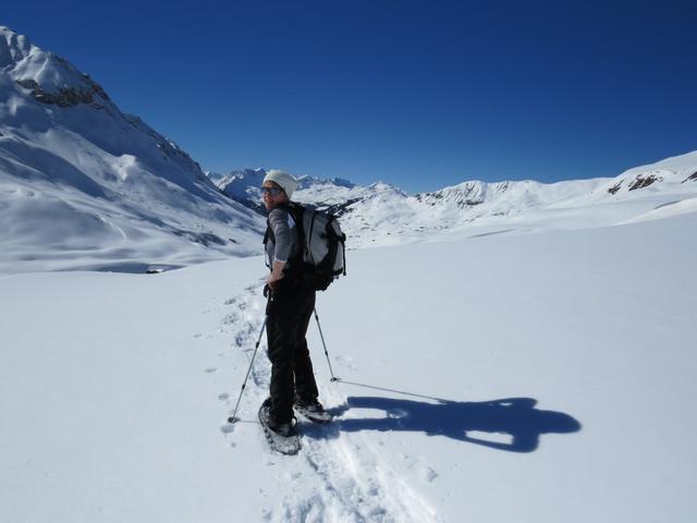 Mäusi ist vor der Schneeschuhtour begeistert