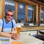 Franco geniesst auf der Terrasse des Skihaus Casanna ein kühles Weizenbier