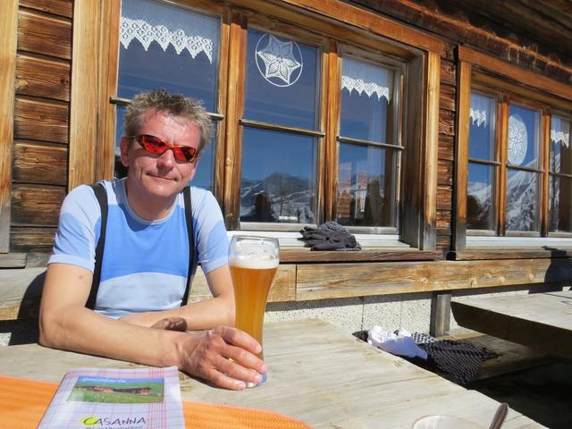 Franco geniesst auf der Terrasse des Skihaus Casanna ein kühles Weizenbier