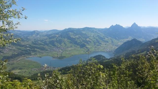 Blick auch den Lauerzersee. Rechts die beiden Mythen