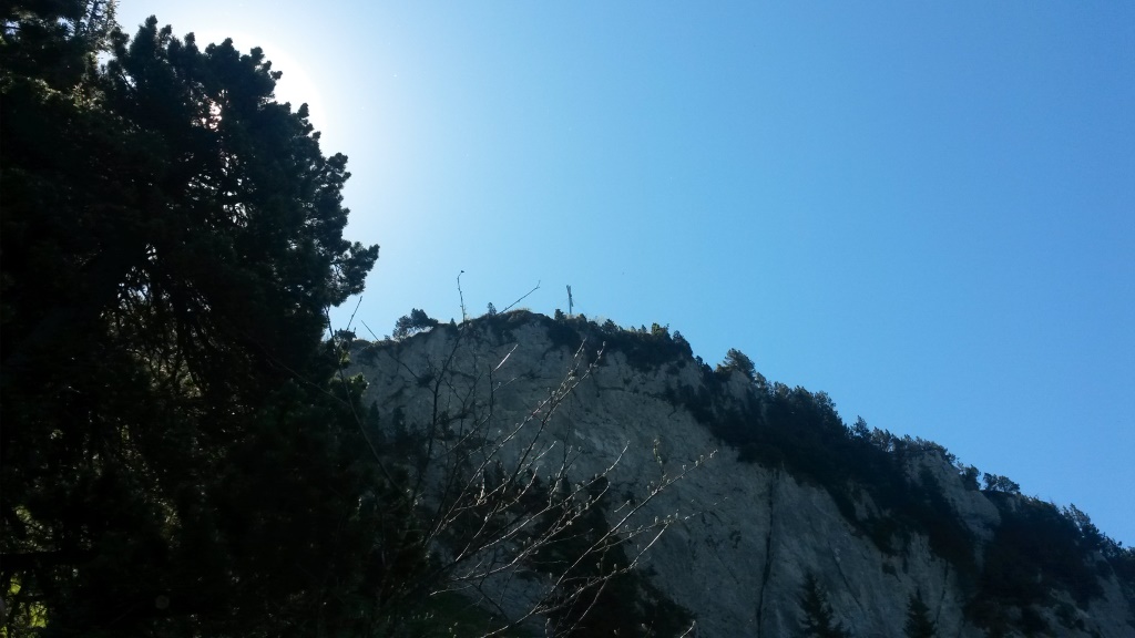 Blick hinauf. Das Gipfelkreuz ist schon ersichtlich