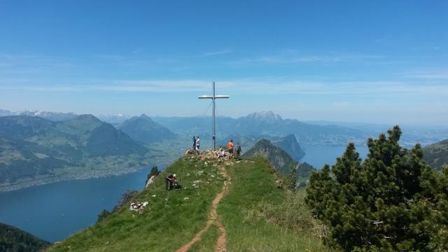 Gipfel und Gipfelkreuz auf der Rigi Hochflue 1698 m.ü.M.