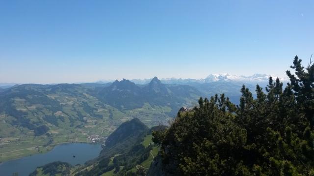 Blick zu den beiden Mythen, rechts davon der Glärnisch