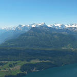 sehr schönes Breitbildfoto mit Urnersee und Vierwaldstättersee. In der Mitte der Uri Rotstock. Dort oben waren wir auch schon