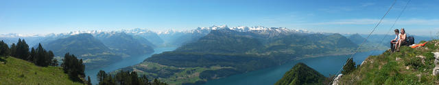 sehr schönes Breitbildfoto mit Urnersee und Vierwaldstättersee. In der Mitte der Uri Rotstock. Dort oben waren wir auch schon