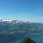 der Blick reicht bis in die Berner Hochalpen. Gut ersichtlich der Eiger und Mönch