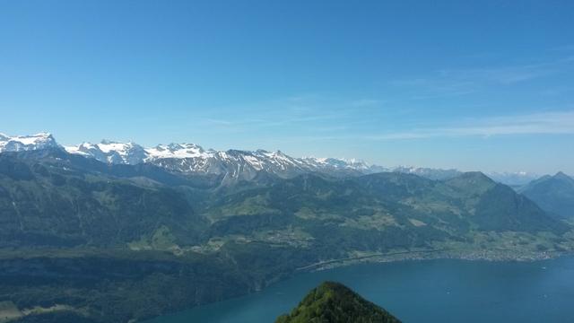 der Blick reicht bis in die Berner Hochalpen. Gut ersichtlich der Eiger und Mönch