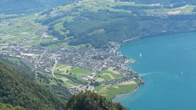 Tiefblick hinter nach Brunnen