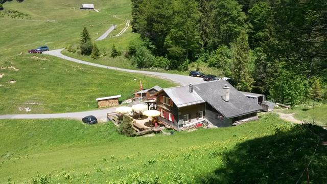 Blick hinunter zum Gätterlipass mit Einkehrmöglichkeit