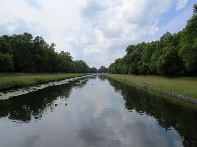 Wasserkanäle durchziehen den Schlosspark