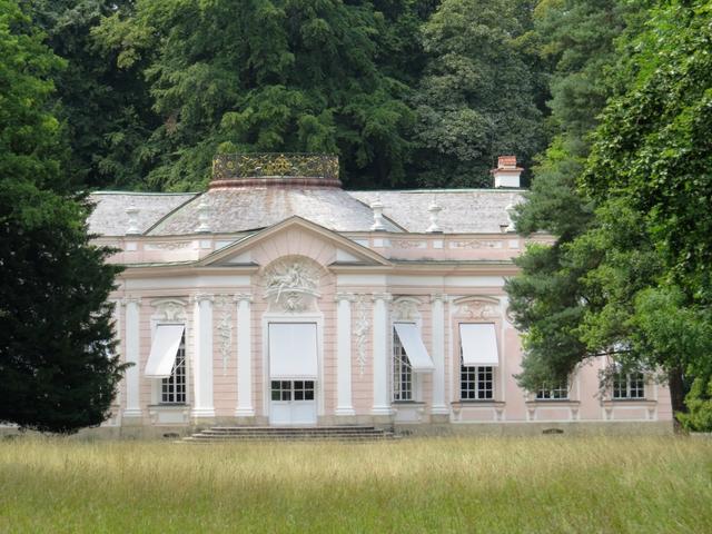 ein Jagd- und Lustschlossalles innerhalb vom Schlossgarten der Nymphenburg