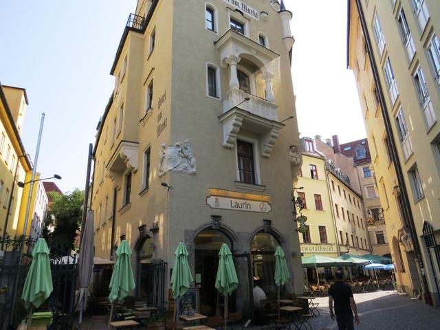 beim Hotel am Markt ein Kaffee getrunken