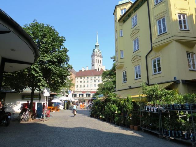 Blick vom Viktualienmarkt auf die Kirche St. Peter