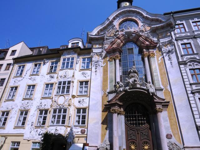 die Asamkirche an der Sendlinger Strasse. Imposant die reich verzierte Fassade