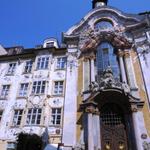 die Asamkirche an der Sendlinger Strasse. Imposant die reich verzierte Fassade