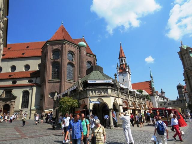 beim Viktualienmarkt mit Blick auf das alte Rathaus