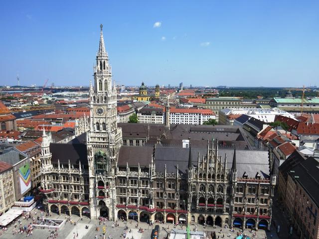 Sicht auf den Marienplatz und Rathaus