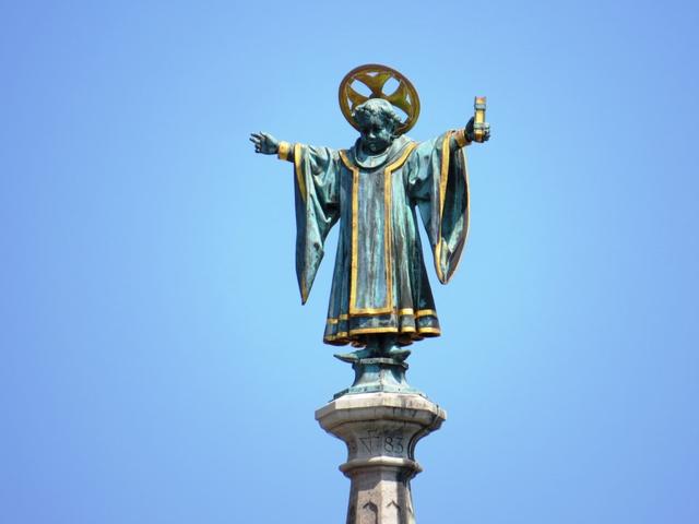 die Statue auf dem Turm des Rathaus