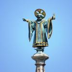 die Statue auf dem Turm des Rathaus