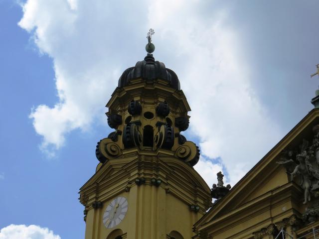 die Theatinerkirche am Odeonsplatz