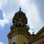 die Theatinerkirche am Odeonsplatz