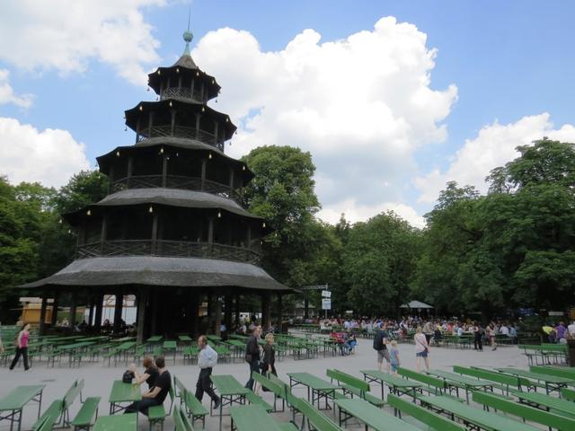 direkt beim Chinesischen Turm befindet sich ein grosser Biergarten