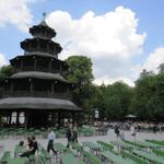 direkt beim Chinesischen Turm befindet sich ein grosser Biergarten