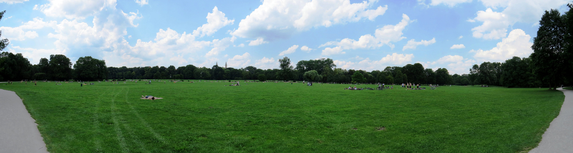 der „Englische Garten“ ist riesig. Man braucht mehrere Stunden möchte man ihnganz umrunden