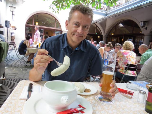 Franco geniesst eine Weisswurst und ein Weizenbier