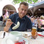 Franco geniesst eine Weisswurst und ein Weizenbier