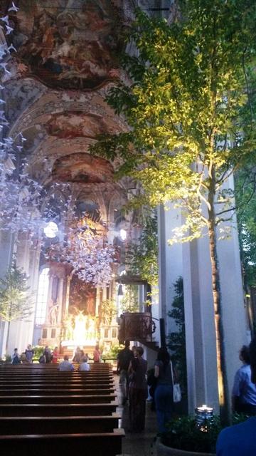 in der Heilig-Geist Kirche wurden richtige Bäume aufgestellt. An der Decke hingen unzählige Vögel aus Papier