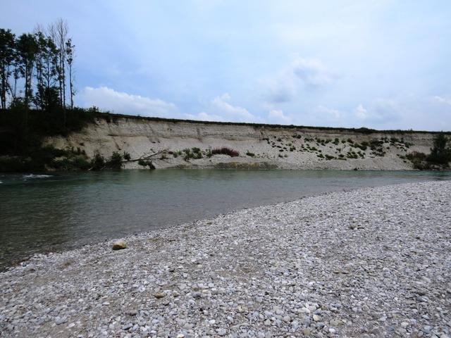 grosse Kiesablagerungen sieht man der Isar entlang immer wieder