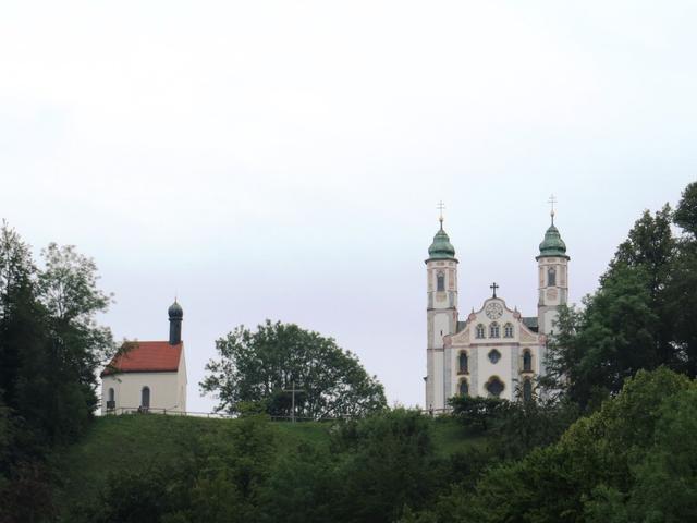 Blick auf den Kalvarienberg mit der Kalvarienbergkirche und Leonhardikapelle