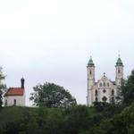 Blick auf den Kalvarienberg mit der Kalvarienbergkirche und Leonhardikapelle