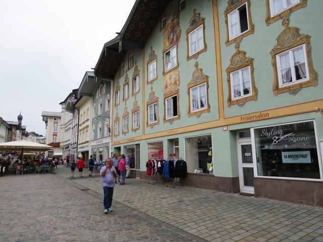 in der Fussgängerzone reiht sich ein barockes Haus aneinander