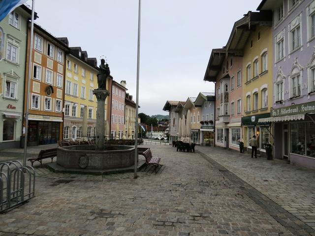 der Weg führt durch die Marktstrasse hinunter zur Isar