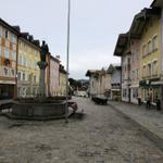 der Weg führt durch die Marktstrasse hinunter zur Isar