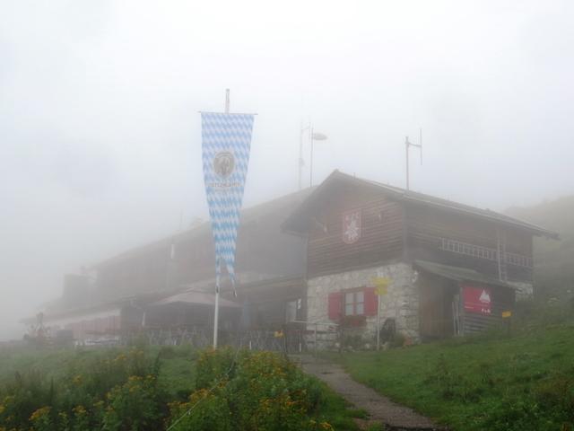 im dichten Nebel taucht vor uns das Brauneck Gipfelhaus 1540 m.ü.M. auf