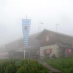 im dichten Nebel taucht vor uns das Brauneck Gipfelhaus 1540 m.ü.M. auf