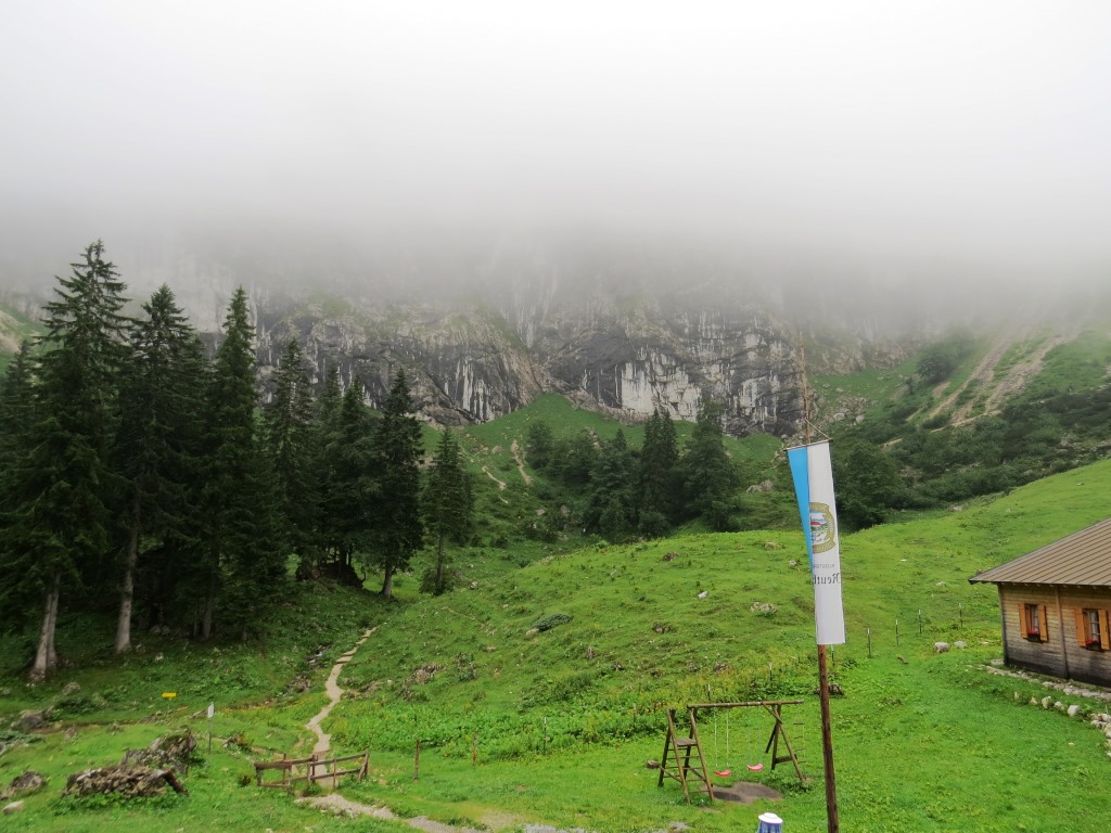 Blick von der Tutzinger Hütte auf die Benediktenwand, leider Wolkenverhangen