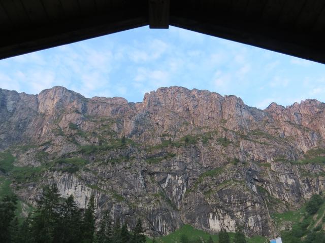 Blick am Morgen vom Schlafzimmer aus an die Benediktenwand