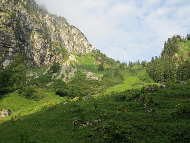 über eine kleine Anhöhe wandern wir Richtung Glaswandscharte