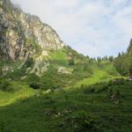 über eine kleine Anhöhe wandern wir Richtung Glaswandscharte