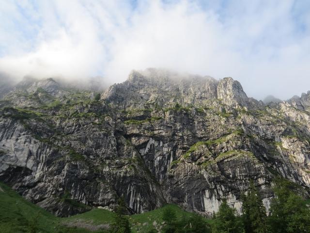 die Besteigung der Benediktenwand haben wir fallen gelassen. Der Gipfel ist schon wieder Wolkenverhangen