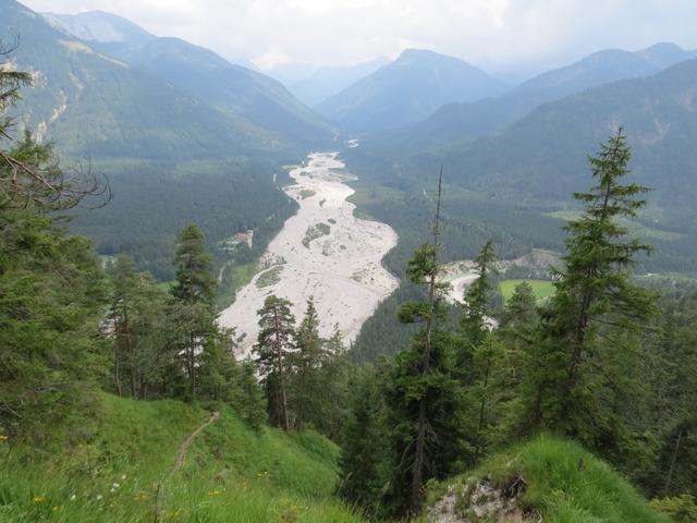 Blick hinunter zum Rissbach und seinem grossen Geröllbett