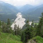 Blick hinunter zum Rissbach und seinem grossen Geröllbett